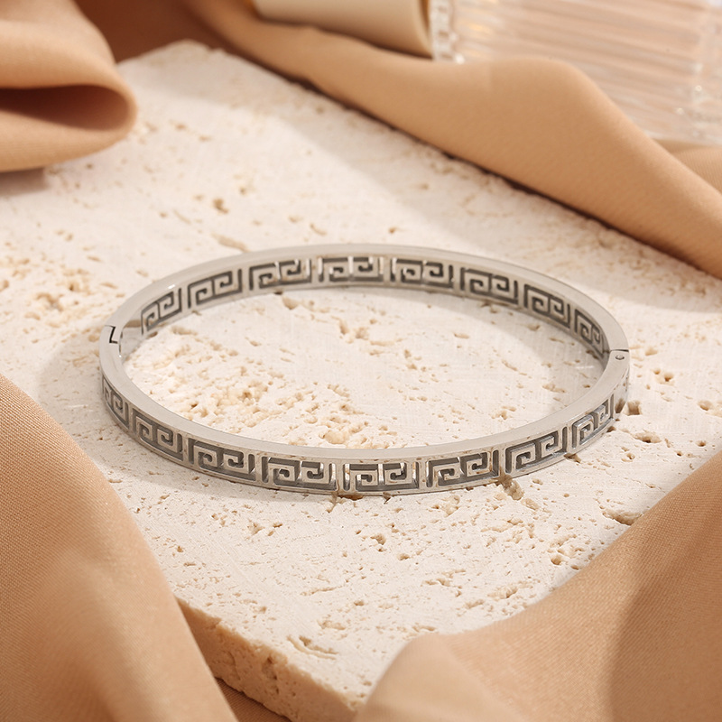 Royal Style Titanium Steel Vintage Luxury Unique Bracelet thumbnail 4