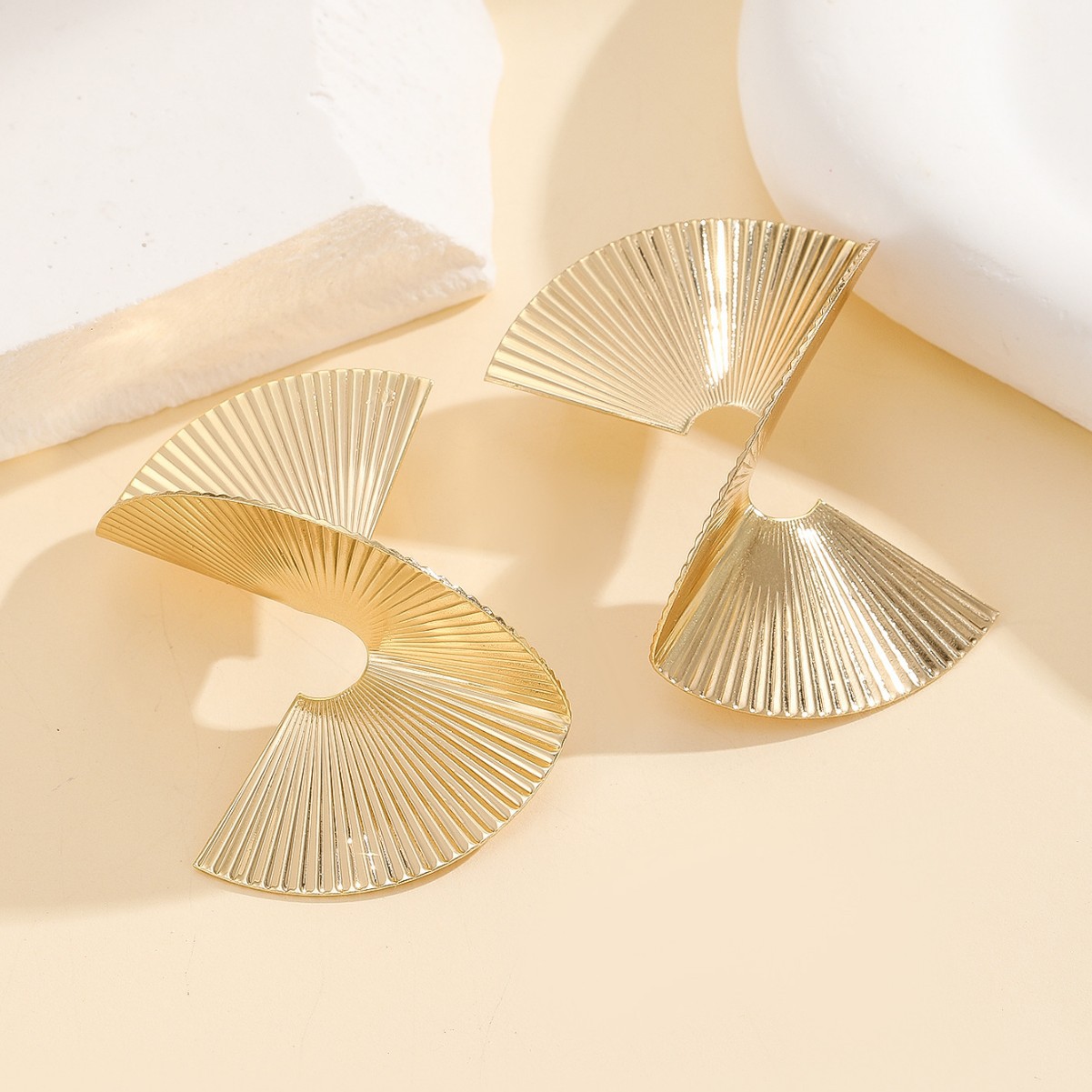 Geometric Vintage European & American Style Exaggerated Pearl Earrings thumbnail 3