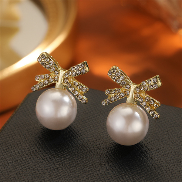Studs Minimalist Pearl Butterfly Earrings - view 2