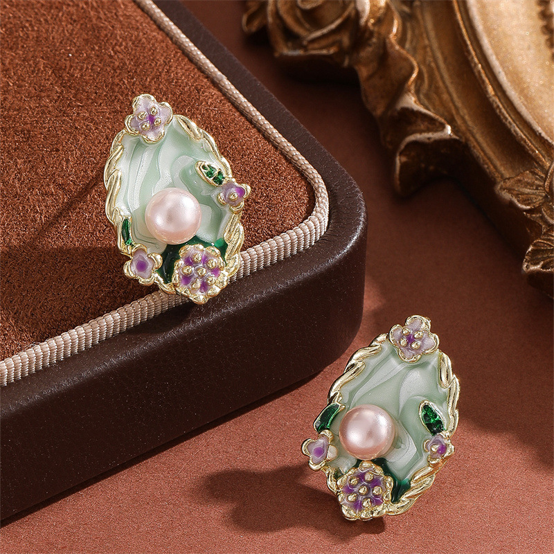 Studs Vintage Pearl Flower Earrings - view 2