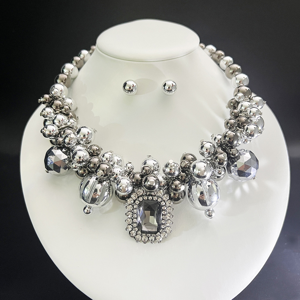 Vintage European & American Style Exaggerated Pearl Banquet Necklace - view 2