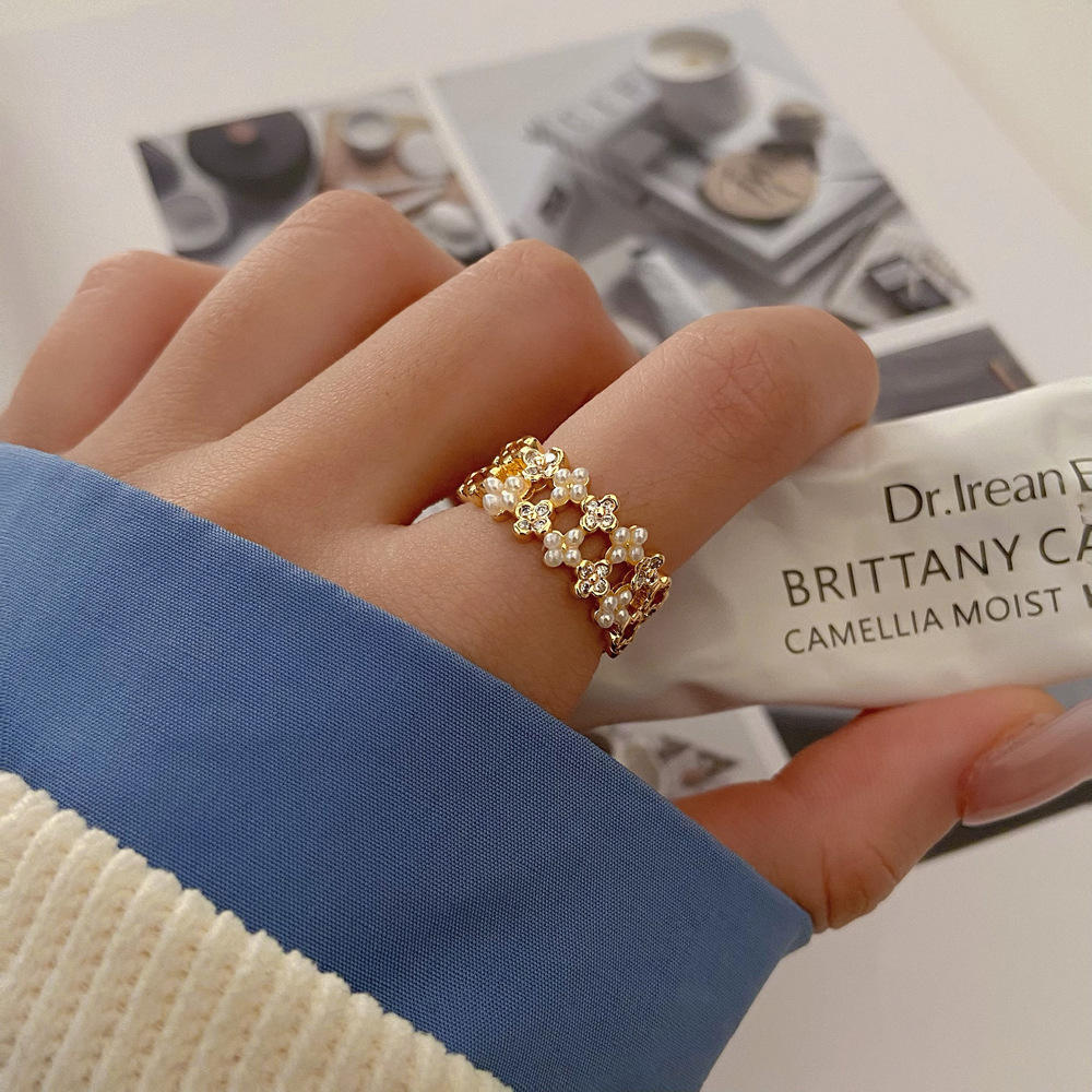 Hollow Luxury Unique Zircon Flower Ring - view 2